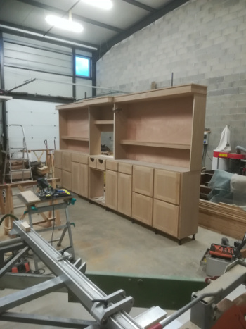ETAGERE ARRIERE COMPTOIR DE BAR EN BOIS MASIF