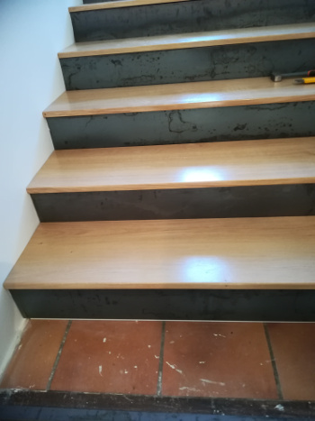 HABILLAGE ANCIEN ESCALIER CARRELE EN CHENE