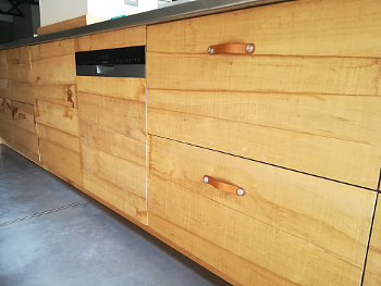 FACADE DE CUISINE AVEC POIGNEES CUIR