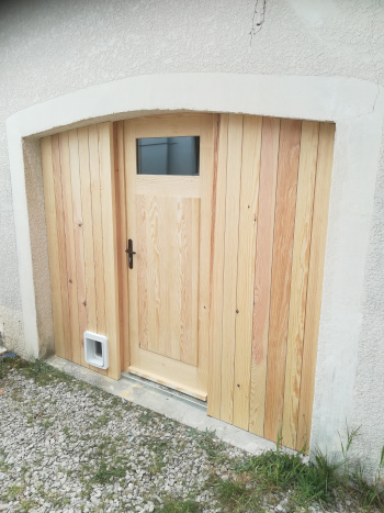 facade porte garage en pin avec porte d'entree