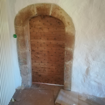 porte en châtaignier lames croisées pointes fer forgé